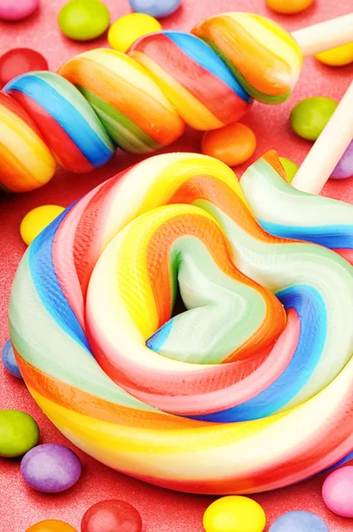 Lollipops coloridos y smarties —  Fotos de Stock
