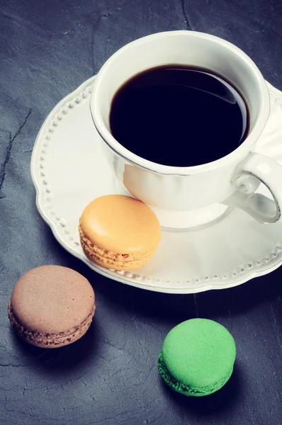 Xícara de café preto com macaroons — Fotografia de Stock