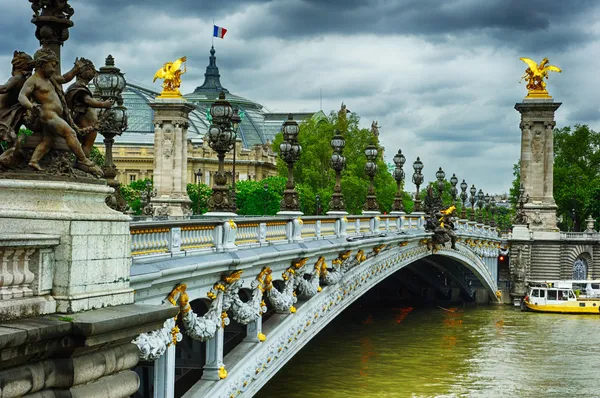 在巴黎的亚力山大美丽桥三 — 图库照片