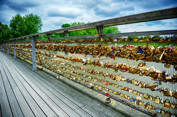 Serrature d'amore sul ponte di Parigi — Foto Stock