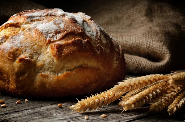 新鲜烘焙的传统面包 — 图库照片
