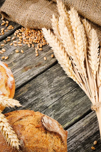 Telaio agricolo con pane e grano — Foto Stock