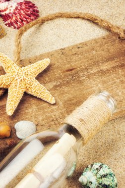 eski ahşap tahta deniz kabuklarını ve şişe ile