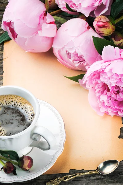 Rahmen mit rosa Pfingstrosen und Kaffee — Stockfoto