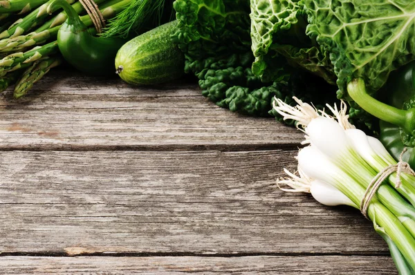 Ram med gröna ekologiska grönsaker — Stockfoto