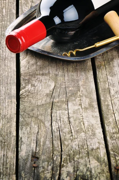 Flaska rött vin och corkscrew — Stockfoto