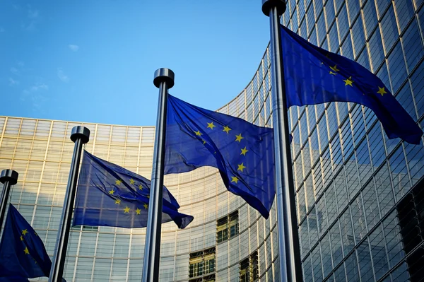 Drapeaux de l'UE devant la Commission européenne — Photo