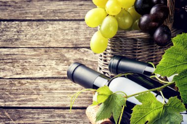 Kırmızı ve beyaz taze üzüm şarap şişe