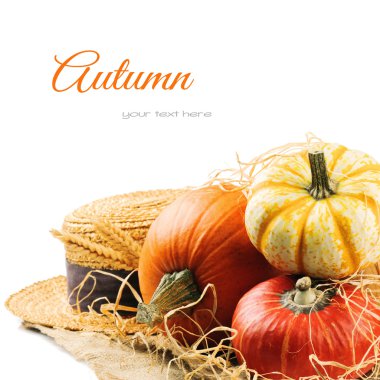 çeşitli kabaklar ve hasır şapka