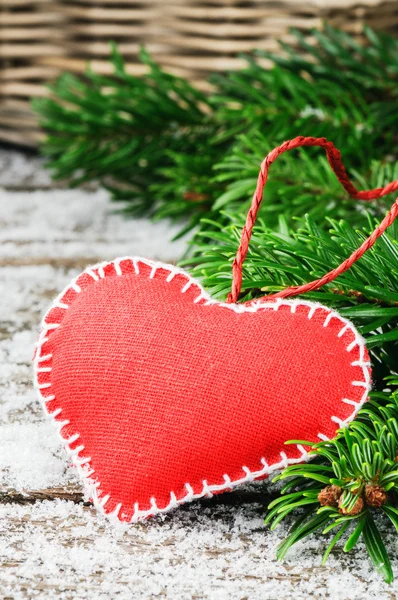 Старовинне червоне серце в різдвяній обстановці — стокове фото