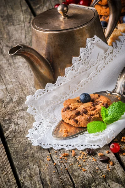 Chocoladeschilferkoekjes en koffie — Stockfoto