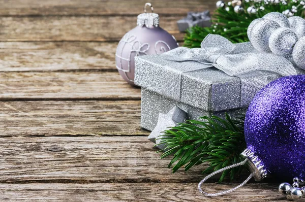 Caixa de presente de Natal e ornamentos festivos — Fotografia de Stock