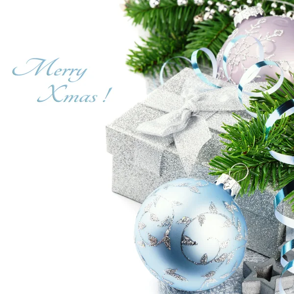 De gift van Kerstmis en feestelijke ornamenten — Stockfoto