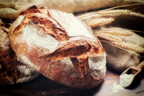 Ttraditional bread in rustic setting — Stock Photo, Image