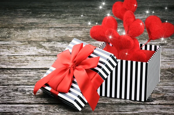 Caixa de presente dos namorados com corações vermelhos — Fotografia de Stock