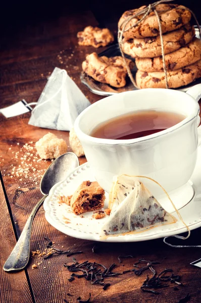 Tea idő. Fekete tea és a cookie-k — Stock Fotó