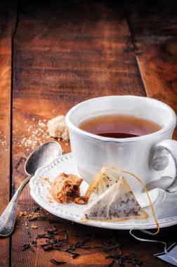 fincan siyah çay ve kurabiye