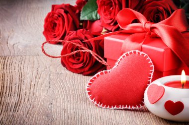 Kırmızı gül ve Valentin'ın hediye