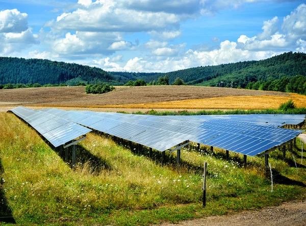 Пейзаж с полем солнечной энергии — стоковое фото