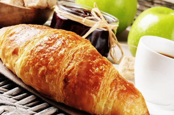 Frukost med kaffe, färska croissanter och frukter — Stockfoto