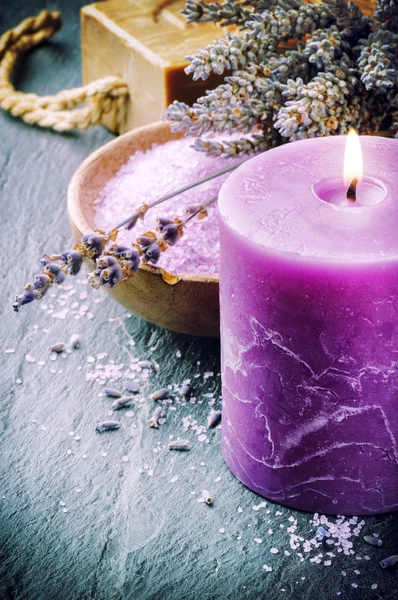 Concetto benessere con lavanda e candela profumata — Foto Stock