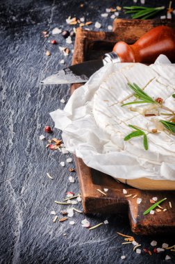 Camembert peyniri otlar ile