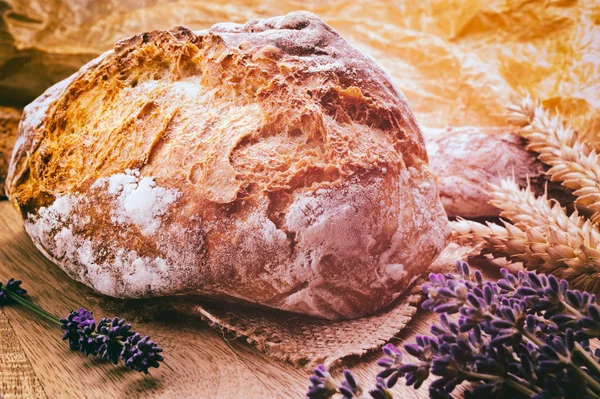 Pão tradicional em ambiente rústico — Fotografia de Stock