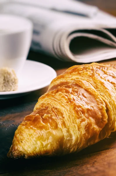 Colazione con tazza di caffè e croissant — Foto Stock