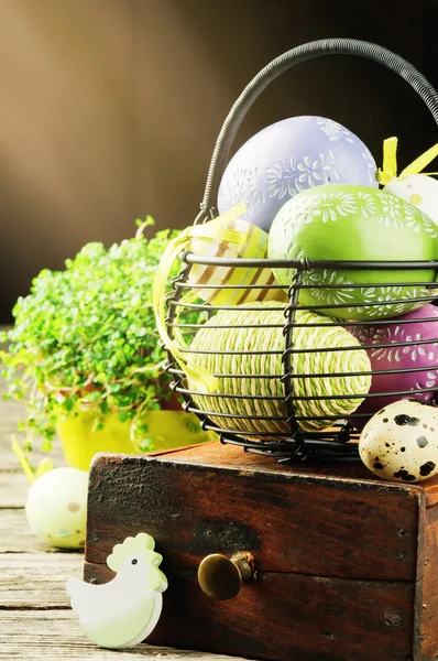 Ajuste de Pascua con coloridos huevos decorativos — Foto de Stock