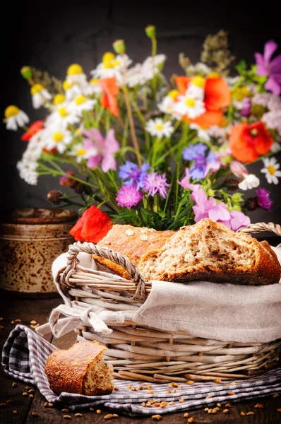 Заміський сніданок зі свіжим хлібом — стокове фото