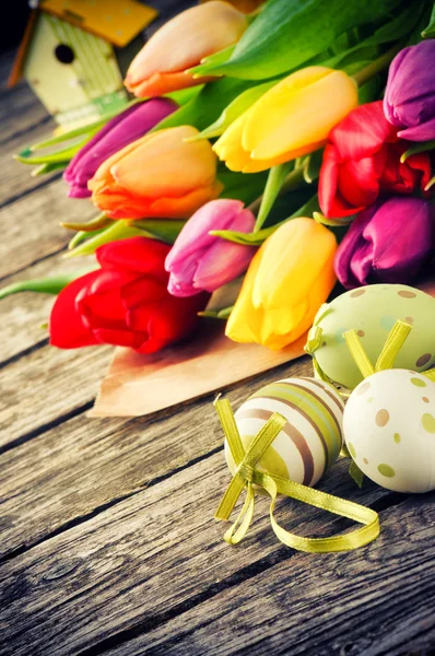 Impostazione pasquale con tulipani multicolori — Foto Stock