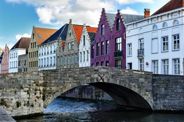 Ponte medievale sul canale di Bruges — Foto Stock
