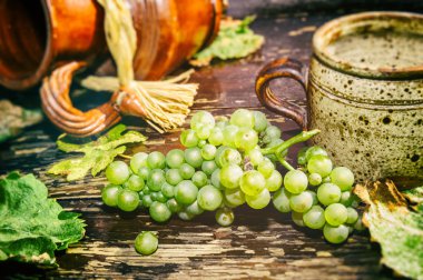 eski seramik sürahi, kupa ve taze üzüm