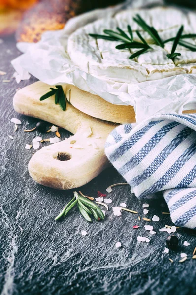 Queijo camembert fresco com ervas — Fotografia de Stock