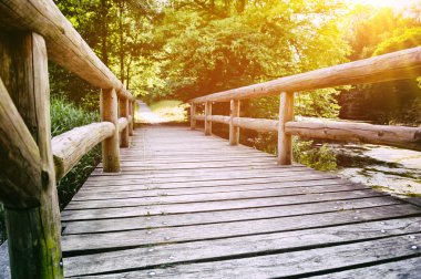 Orman Nehri üzerinde ahşap köprü