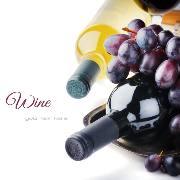 Garrafas de vinho com uva fresca — Fotografia de Stock