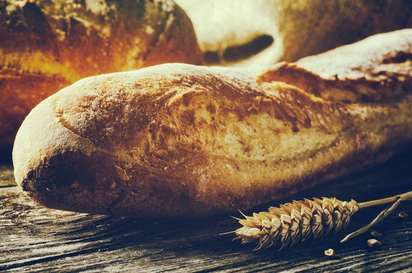 Nybakat traditionella franska bröd — Stockfoto
