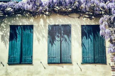 eski windows mavi panjurlar ile.