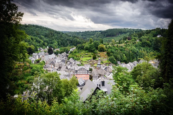 Landschaft mit Blick von oben auf kleine europäische Stadt — Stockfoto