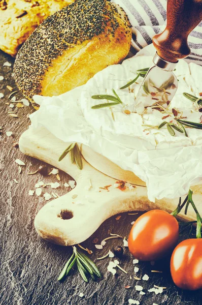 Camembert peyniri otlar ile — Stok fotoğraf