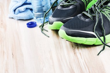 spor ayakkabı ve su şişesi