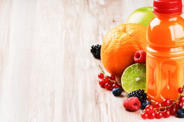 Multivitamin suyu ve taze meyve