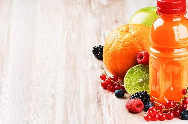 Multivitaminsaft und frisches Obst — Stockfoto