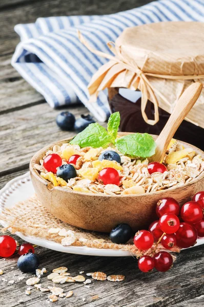 Café da manhã saudável com cereais e frutas — Fotografia de Stock