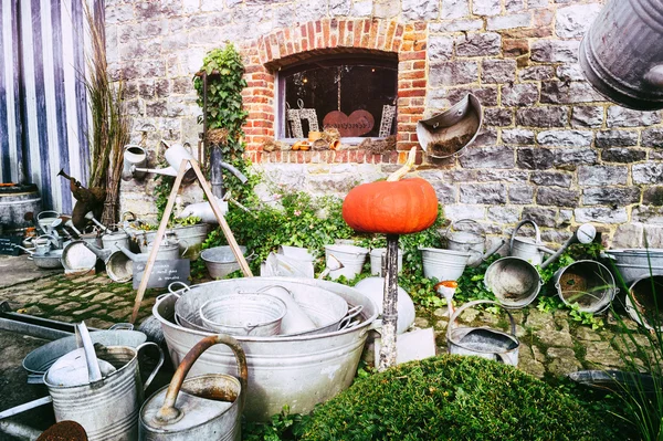 Patio trasero con herramientas de jardín vintage — Foto de Stock