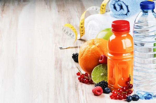 Fresh fruit juice and fitness accessories — Stock Photo, Image