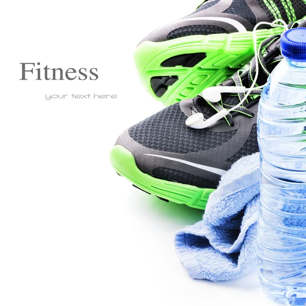 Zapatos deportivos y botella de agua — Foto de Stock
