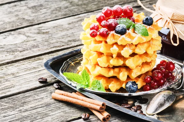 Belgische Waffeln mit frischen Beeren — Stockfoto