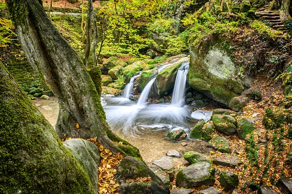 Bella cascata nella foresta autunnale — Foto Stock