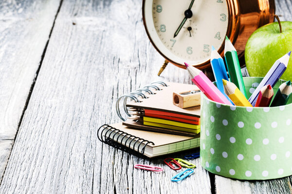 Fournitures scolaires colorées — Photo